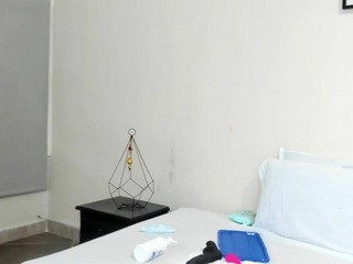 Emelin-rouse nude on cam – live sex chat