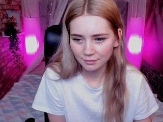 CarlyMoone nude on cam – live sex chat