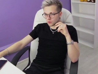 TomKollvi nude on cam – live sex chat