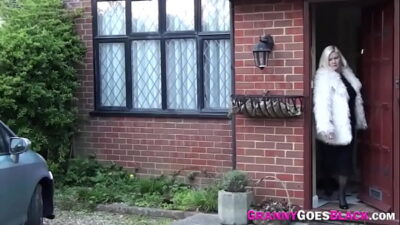 Grannys pussy fucked close up