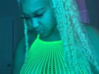 Twerkgirlbeezy nude is waiting to chat with you live for FREE