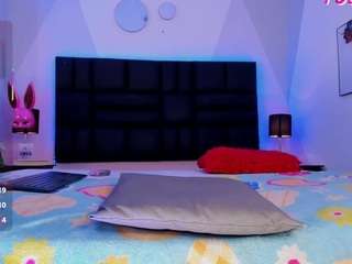 Layla-candy nude is waiting to chat with you live for FREE
