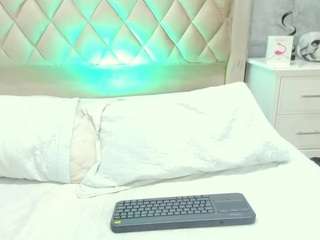 IzzyyHilton nude is waiting to chat with you live for FREE