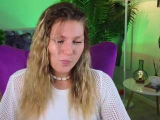 LynnGreaves nude is waiting to chat with you live for FREE