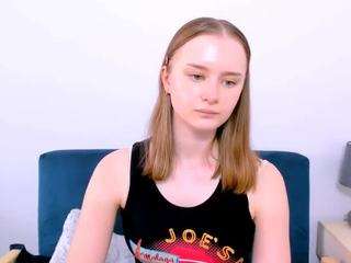 GraceKissed nude is waiting to chat with you live for FREE