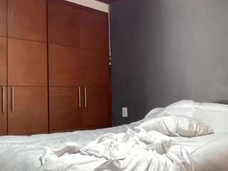 Pineapplenude nude is waiting to chat with you live for FREE