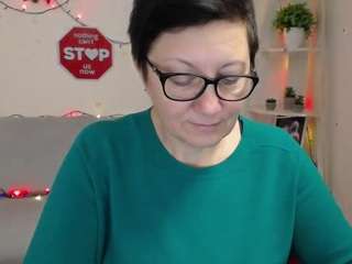 EmilyL0ve nude is waiting to chat with you live for FREE