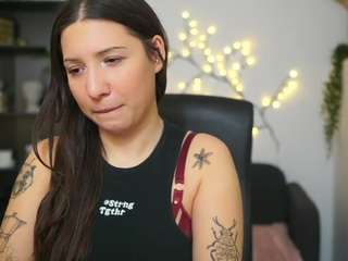 Caylinn18 nude is waiting to chat with you live for FREE