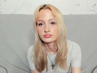 OlivaGarfinkel nude is waiting to chat with you live for FREE