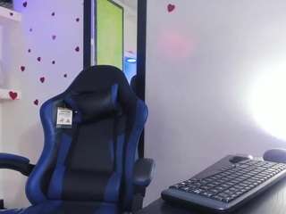 Aurablueelove nude is waiting to chat with you live for FREE