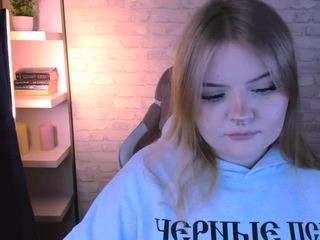 Emilycoyness nude is waiting to chat with you live for FREE