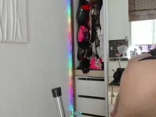 CarollMay nude is waiting to chat with you live for FREE