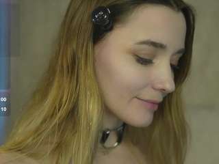 SilkAri nude is waiting to chat with you live for FREE