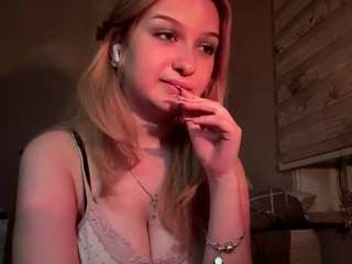CloudyFoxy nude is waiting to chat with you live for FREE
