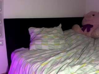 Queen-pinky nude is waiting to chat with you live for FREE