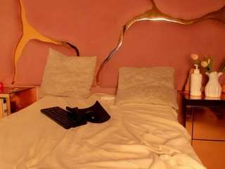 LaurendPink nude is waiting to chat with you live for FREE
