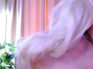Mia-dreamy nude is waiting to chat with you live for FREE